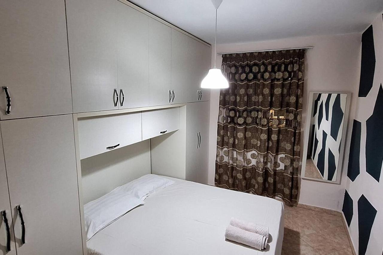 Promenade Apartment In City Centre Berat Exterior photo